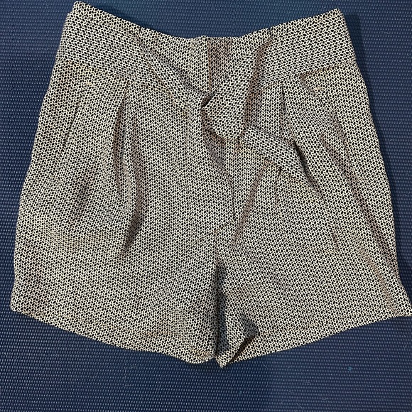 H&M polyester dress shorts, size 8. Never worn! - Picture 4 of 5